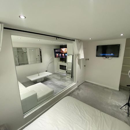 Luxurious High Spec 1 Bedroom Apartment In London エルサム エクステリア 写真