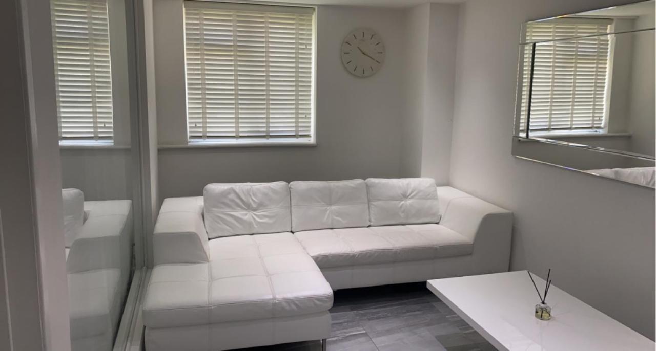 Luxurious High Spec 1 Bedroom Apartment In London エルサム エクステリア 写真