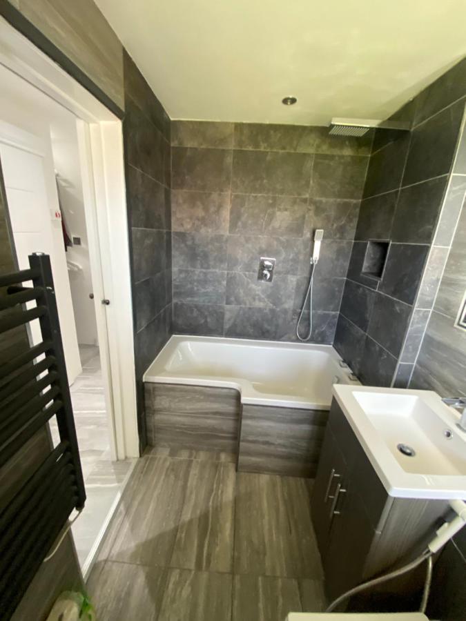 Luxurious High Spec 1 Bedroom Apartment In London エルサム エクステリア 写真