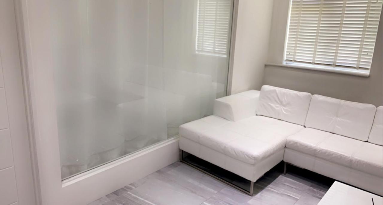 Luxurious High Spec 1 Bedroom Apartment In London エルサム エクステリア 写真