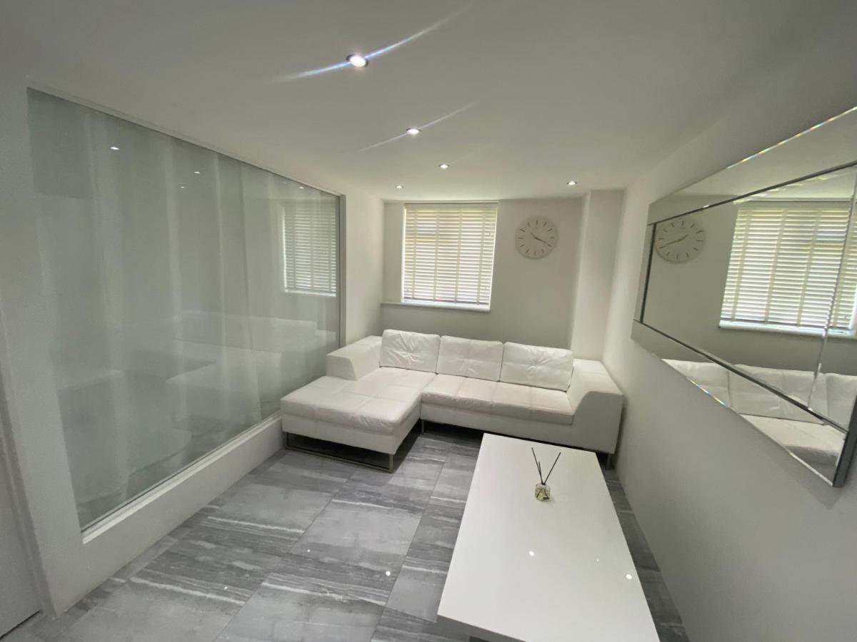 Luxurious High Spec 1 Bedroom Apartment In London エルサム エクステリア 写真