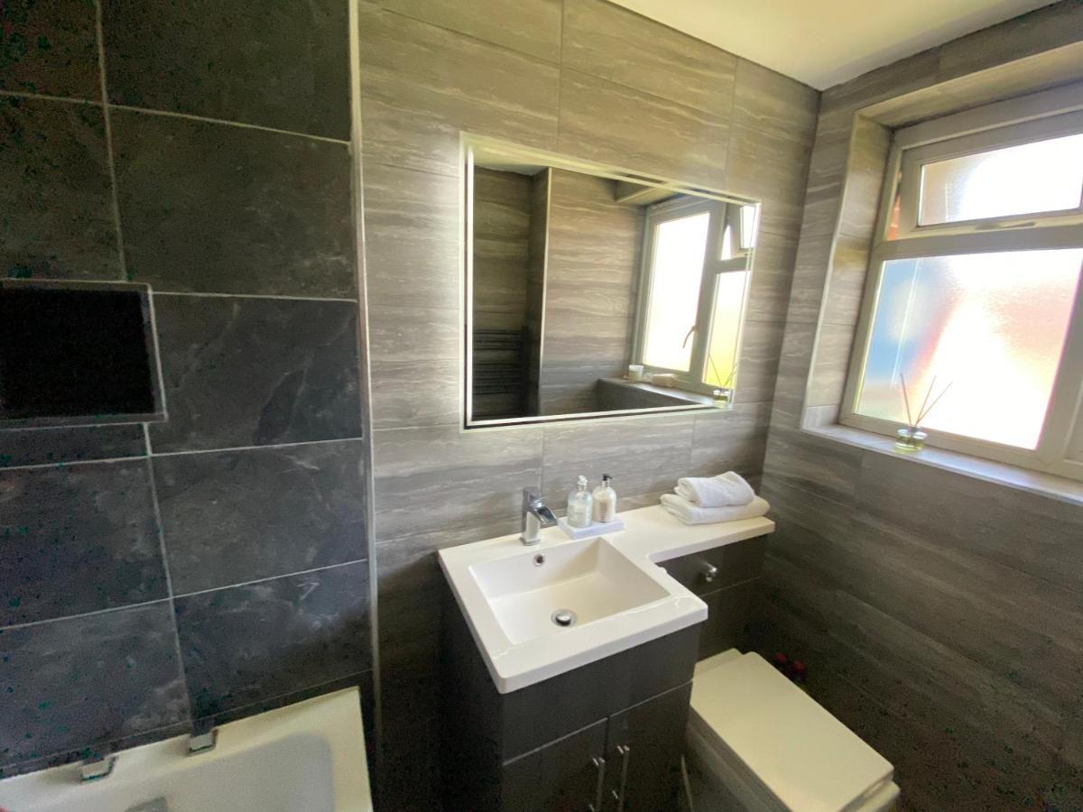 Luxurious High Spec 1 Bedroom Apartment In London エルサム エクステリア 写真